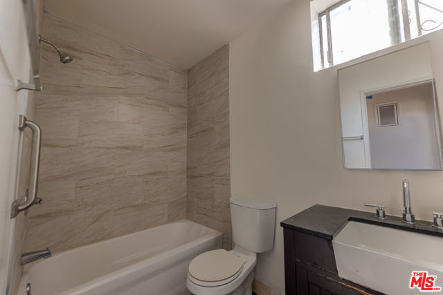 275 Lucas Avenue, Los Angeles CA: https://media.crmls.org/mediaz/90fb2a71-e627-43e5-b24e-79fdc49c1287.jpg