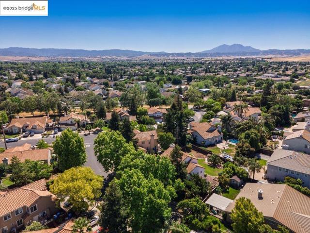 1281 Sea Vista Dr, Brentwood CA: https://media.crmls.org/mediaz/90fc6569-9c52-477a-8e51-702c4f0c2b97.jpg