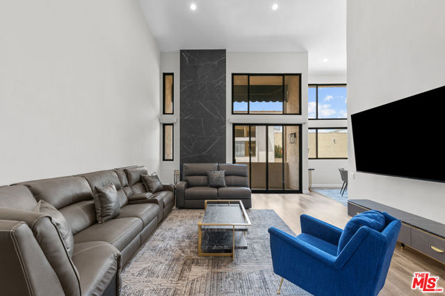 5310 Zelzah Avenue, Encino CA: https://media.crmls.org/mediaz/90fd4f83-ddaa-40e7-9717-ccdd89fe5a0a.jpg