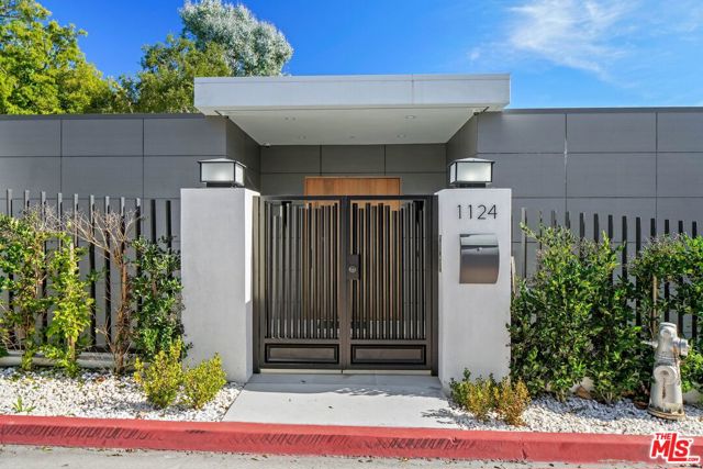 1124 Summit Drive, Beverly Hills, California 90210, 3 Bedrooms Bedrooms, ,3 BathroomsBathrooms,Single Family Residence,For Sale,Summit,24352151