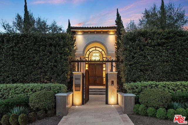 6882 Arizona Avenue, Los Angeles CA: https://media.crmls.org/mediaz/91014908-f9bd-4851-bb75-902638aa5169.jpg