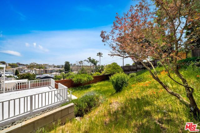 408 W Manchester Avenue, Playa del Rey CA: https://media.crmls.org/mediaz/91042107-df6a-415a-8768-c6606034abc4.jpg