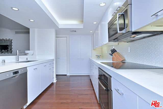 851 N Kings Road, West Hollywood CA: https://media.crmls.org/mediaz/9104948e-cfa6-4624-9282-d58cd1aa56a6.jpg