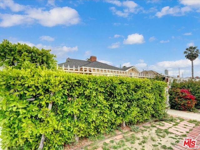 6230 Peach Avenue, Van Nuys CA: https://media.crmls.org/mediaz/9104ae91-7068-42ba-83f7-81c09ee39db1.jpg