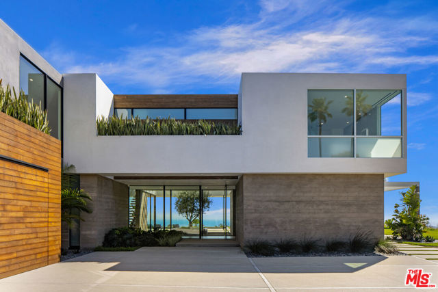 5601 Kanan Dume Road, Malibu CA: https://media.crmls.org/mediaz/9105378e-554f-449e-a7a5-65cbe599a48d.jpg
