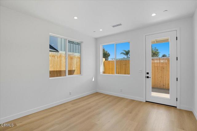 Detail Gallery Image 3 of 14 For 1905 Ocean Ave, Ventura,  CA 93001 - 2 Beds | 2 Baths