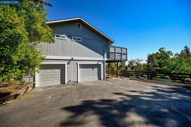2460 Sky Rd, Walnut Creek CA: https://media.crmls.org/mediaz/9106d80e-d15d-4fe7-901d-f6e5d720b5bf.jpg