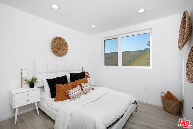 945 N Oxford Avenue, Los Angeles CA: https://media.crmls.org/mediaz/9107cf17-37f0-405e-a717-bd2a69a2fce5.jpg