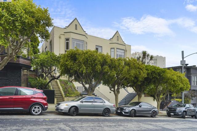 1925 Leavenworth St, San Francisco CA: https://media.crmls.org/mediaz/91083b6a-1378-4f41-8d67-04f25d94c6a8.jpg