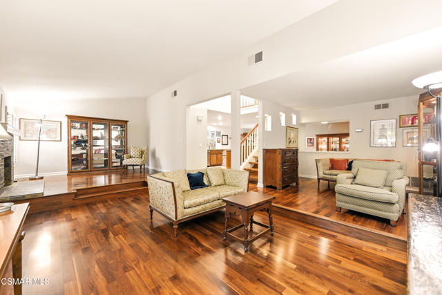 22421 Jeffrey Mark Court, Chatsworth CA: https://media.crmls.org/mediaz/910847b8-42cf-46be-bf44-48525269c093.jpg