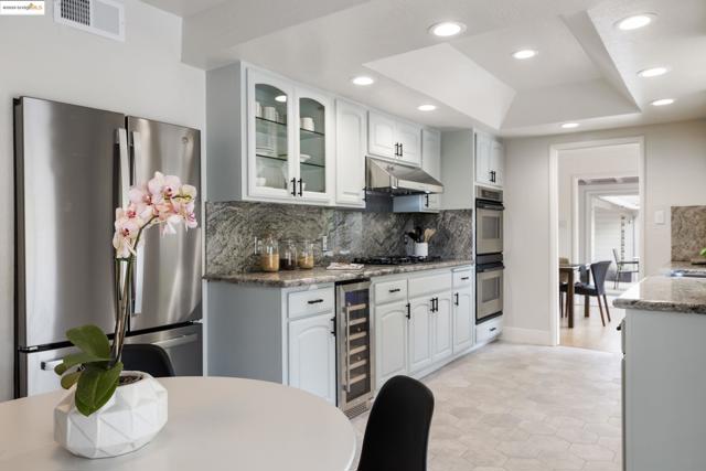 150 Santa Rita Dr, Walnut Creek CA: https://media.crmls.org/mediaz/91088ad4-bdc0-458a-b2f3-62de6745b9da.jpg