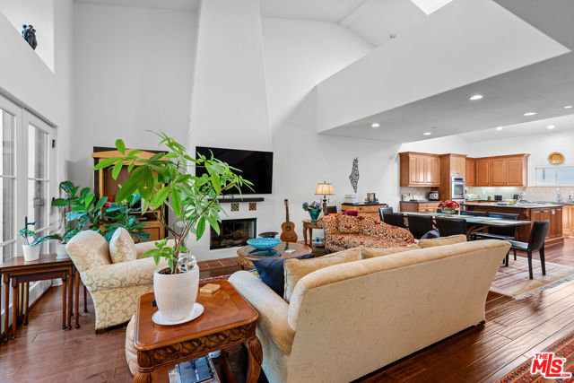 1619 Artesia Boulevard, Manhattan Beach CA: https://media.crmls.org/mediaz/91093682-f434-4489-9481-3dc4ac091d16.jpg