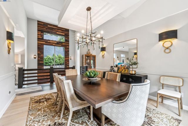 2005 TUNNEL RD, Oakland CA: https://media.crmls.org/mediaz/9109d65a-5fb2-4cc4-8f53-75f95d240e9e.jpg