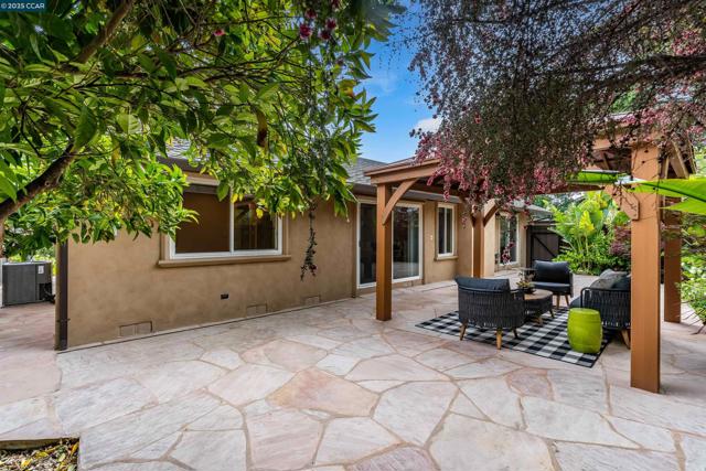 5588 Gonzalez Ct, Concord CA: https://media.crmls.org/mediaz/9109f533-c047-42d9-ac6f-48c05fea48eb.jpg
