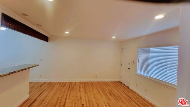309 Broadway Street, Venice CA: https://media.crmls.org/mediaz/910a8930-677f-4a3f-8882-96abdb5ba525.jpg