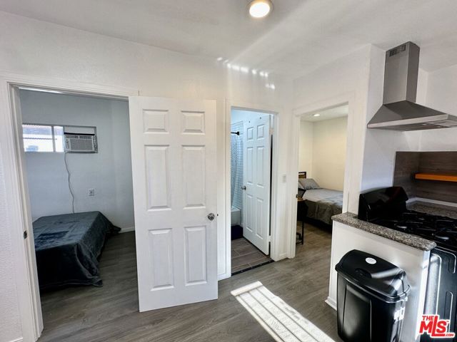 523 1/2 W 56th Street, Los Angeles CA: https://media.crmls.org/mediaz/910acd32-ea54-450a-aceb-2cb1da8a1888.jpg