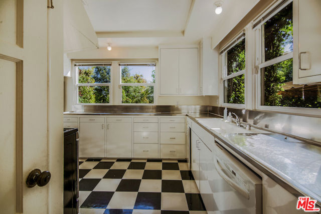 7917 Woodrow Wilson Drive, Los Angeles CA: https://media.crmls.org/mediaz/910bf693-fc07-47d6-b900-46aef8534d98.jpg