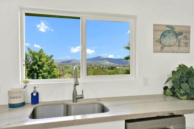 460 Rancho La Mirada Ln, Escondido CA: https://media.crmls.org/mediaz/910bfb98-dd03-477d-9b19-14f25d34aaa9.jpg