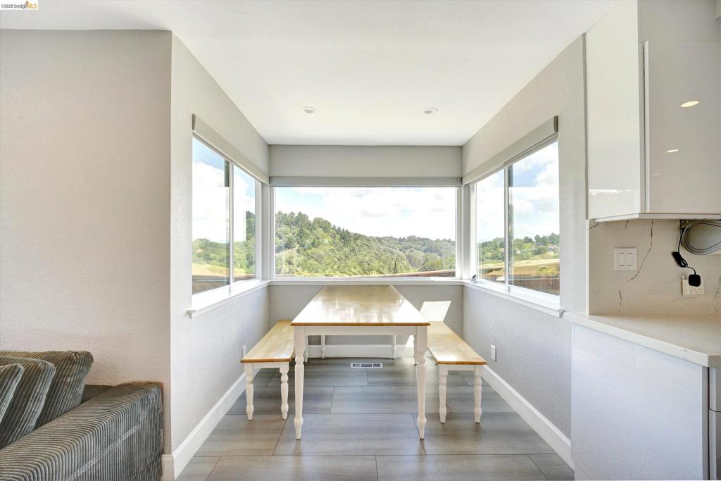 https://media.crmls.org/mediaz/910c400b-355f-4ee8-b730-0ceb2ba097d3.jpg?preset=X-Large