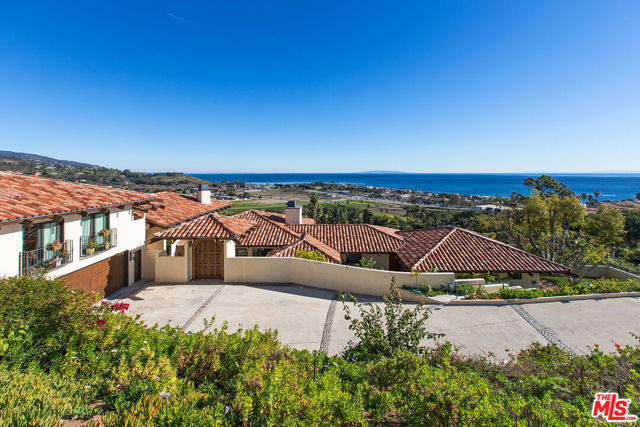 3504 Coast View Drive, Malibu CA: https://media.crmls.org/mediaz/910c6c75-ccb0-4238-a8e2-33d80c6af55d.jpg