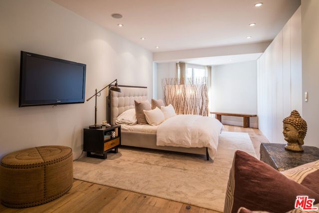 515 Ocean Avenue, Santa Monica CA: https://media.crmls.org/mediaz/910d2294-09ce-4c91-97bc-69945bda740f.jpg