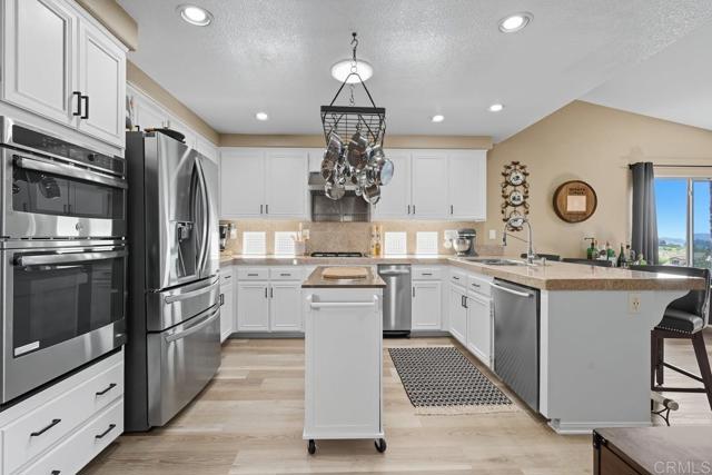 Detail Gallery Image 4 of 44 For 1814 Centennial Way, Escondido,  CA 92026 - 4 Beds | 3 Baths