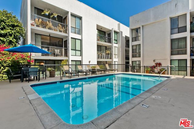 906 N Doheny Drive, West Hollywood CA: https://media.crmls.org/mediaz/910da37c-8d5e-423e-9a66-92bd89a2bd60.jpg