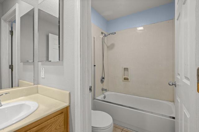 32447 Pacific Grove Way, Union City CA: https://media.crmls.org/mediaz/910e4910-344f-424b-8e6f-8fe6e8839d79.jpg