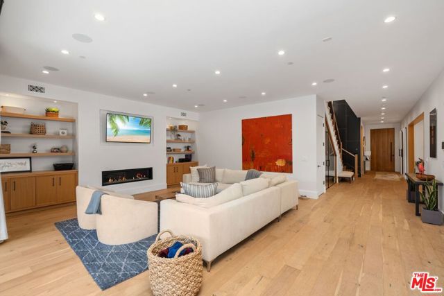 4937 Rubio Avenue, Encino CA: https://media.crmls.org/mediaz/910ed49c-2ee3-423c-b26b-b99dde43079d.jpg
