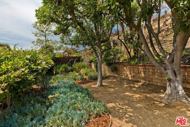 17181 Avenida De La Herradura, Pacific Palisades CA: https://media.crmls.org/mediaz/910f04e5-ae62-4874-a8b3-b04097e76c1f.jpg
