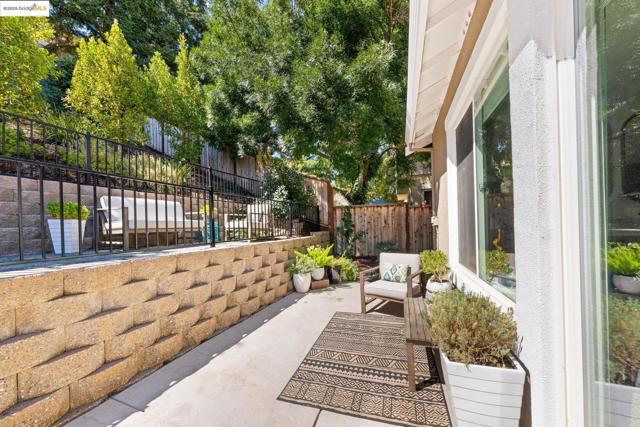 881 Inverness Ln, Brentwood CA: https://media.crmls.org/mediaz/910f8c4a-a873-471f-9411-af6744bbf94c.jpg