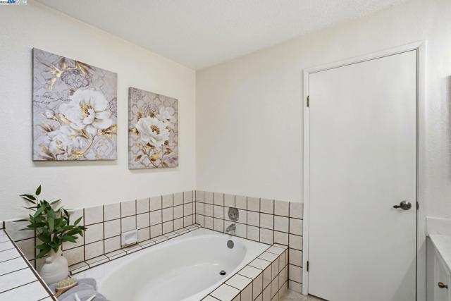 7444 Pecan Court, Pleasanton CA: https://media.crmls.org/mediaz/910fbf5e-543f-4c99-88be-68d31034fd38.jpg