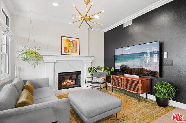 2584 Bungalow Place, Corona del Mar CA: https://media.crmls.org/mediaz/910fd19d-d959-408d-9b9d-6f425a8f9730.jpg