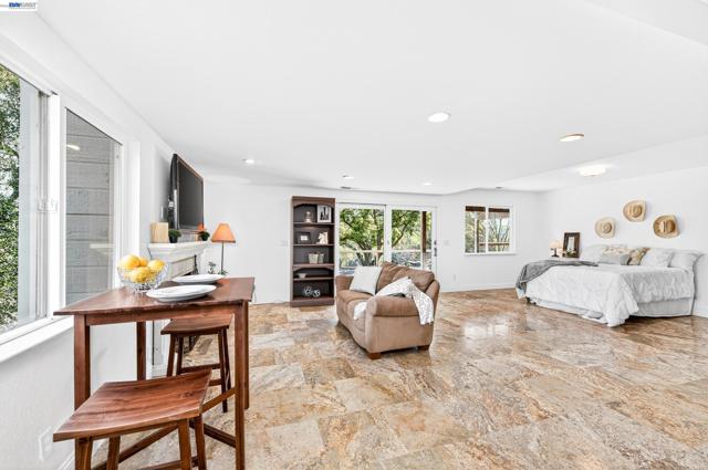 10700 Foothill Rd, Sunol CA: https://media.crmls.org/mediaz/9110a8b0-94c1-48a8-9266-87aea4a12304.jpg