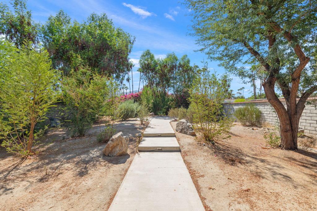 https://media.crmls.org/mediaz/9112679f-7562-4dea-b57d-ee67a6630d14.jpg?preset=X-Large