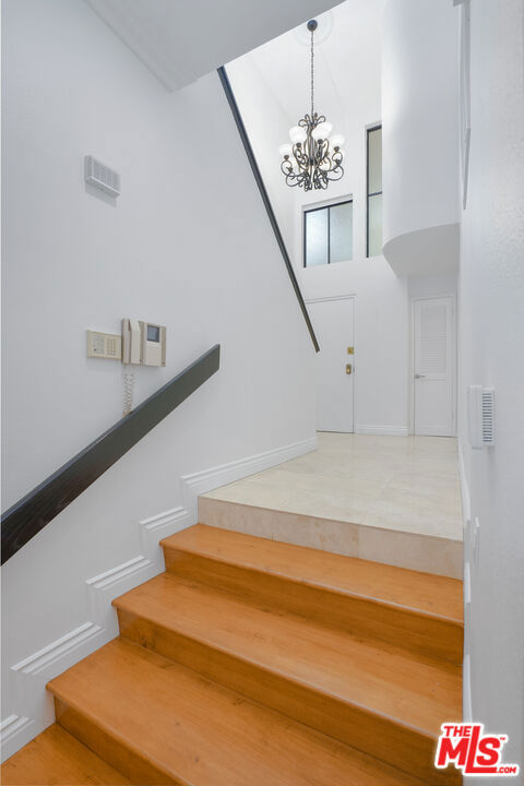 11636 Montana Avenue, Los Angeles CA: https://media.crmls.org/mediaz/9112ab84-5473-43e0-a24c-be9dc624eb29.jpg