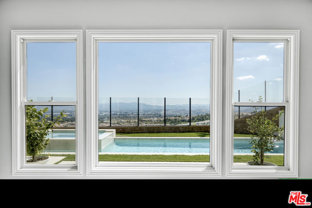20326 W Liverpool Way, Porter Ranch CA: https://media.crmls.org/mediaz/911529c2-094d-4ba7-81f4-39505b7b34a8.jpg