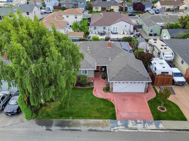 4311 Circle Ave, Castro Valley CA: https://media.crmls.org/mediaz/9115f95d-c739-4e69-82b2-07579fcb54e3.jpg