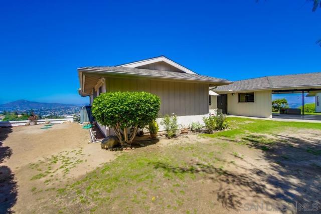 4742 Mount Helix Drive, La Mesa CA: https://media.crmls.org/mediaz/9116028a-fee8-482c-a05c-fef1fa0219cf.jpg