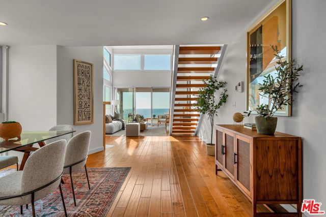 4 Lighthouse Street, Marina del Rey CA: https://media.crmls.org/mediaz/91161873-fe18-4aa8-9a8f-4707cc917021.jpg
