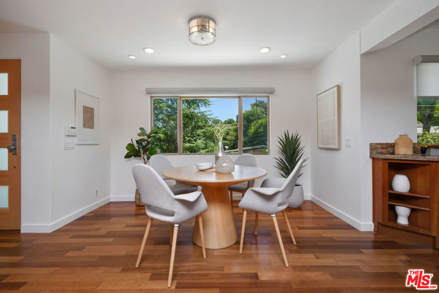 3471 Woodcliff Road, Sherman Oaks CA: https://media.crmls.org/mediaz/91164cee-684d-46c1-84f3-1167dab6d7a0.jpg
