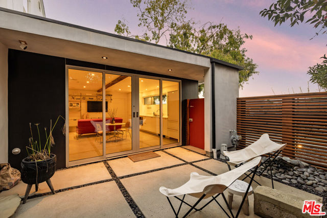1274 San Miguel Avenue, Santa Barbara CA: https://media.crmls.org/mediaz/91167d8b-4854-49aa-b4b9-109b24e44081.jpg