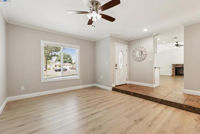 310 S Central Ave, Tracy CA: https://media.crmls.org/mediaz/91168924-5223-4393-bac3-00e29d9194d3.jpg