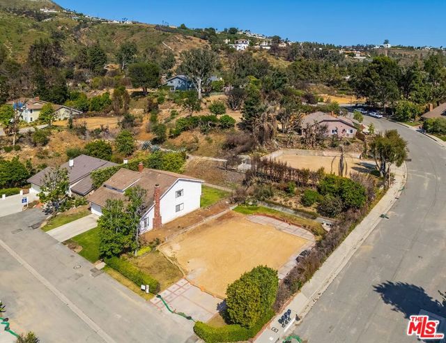 17177 Avenida De La Herradura, Pacific Palisades CA: https://media.crmls.org/mediaz/9116e0ef-8fa0-4309-b186-c78ce9acfeff.jpg