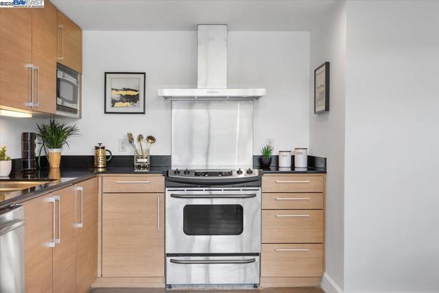 226 2nd St, Oakland CA: https://media.crmls.org/mediaz/9117460a-23e1-46ad-bf05-9377417e88ed.jpg