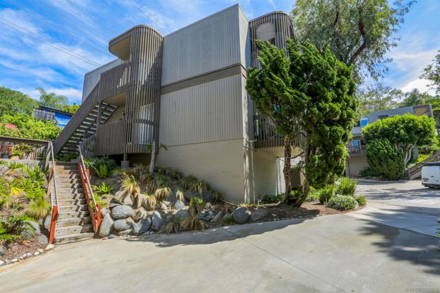 155 Rosebay Dr, Encinitas CA: https://media.crmls.org/mediaz/9118263e-f261-4dfd-b3b8-203eca596d69.jpg