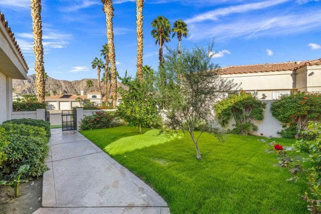 47560 Via Montigo, La Quinta CA: https://media.crmls.org/mediaz/9118e8ea-b137-4b9a-8ab1-b184b348a789.jpg