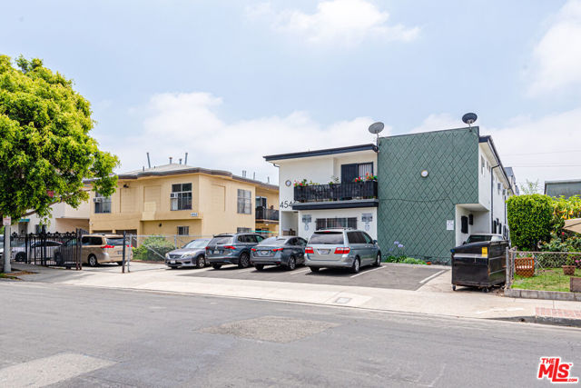 4546 W 17th Street, Los Angeles CA: https://media.crmls.org/mediaz/911925d5-b35a-4f56-9ce1-ed27bbdcc7f4.jpg