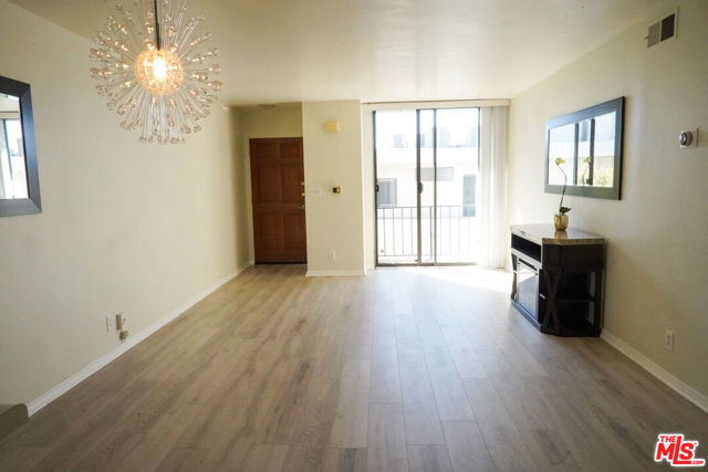 630 N Grand Avenue, Los Angeles CA: https://media.crmls.org/mediaz/911a1f76-22d6-4327-b481-3e31f55c9d3c.jpg