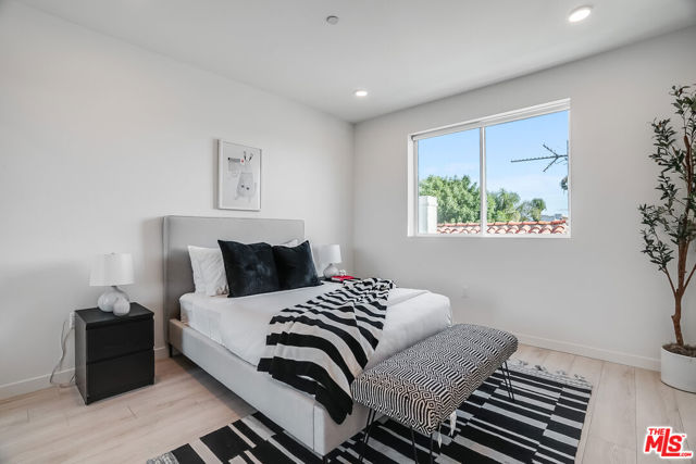1021 S Shenandoah Street, Los Angeles CA: https://media.crmls.org/mediaz/911abdf0-e42e-4466-9468-f27b87b62432.jpg